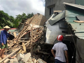 Xe đầu kéo va chạm xe máy, lao vào nhà dân khiến 3 người thương vong