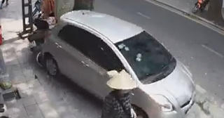 [VIDEO] Rùng mình với tình huống lùi xe suýt gây thảm họa cho người đi đường