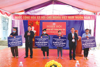 Ấm áp tinh thần đại đoàn kết tại Bản Chằng