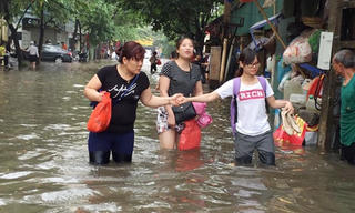 Sau mưa lớn, nhiều tuyến phố tại Hà Nội ngập nặng