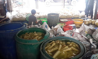 Một số mẫu măng tươi, khô có chứa chất vàng ô