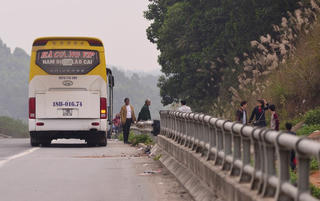 Xe đón trả khách trên đường cao tốc hiếm khi bị xử lý