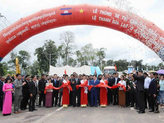 Thông xe tại Cửa khẩu Quốc tế  Việt Nam -  Campuchia