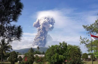 Indonesia: Núi lửa tiếp tục phun trào sau thảm họa động đất, sóng thần