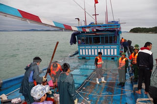 Tàu chở du khách Nga gặp nạn vào bờ an toàn