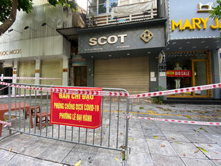 [ẢNH] Áp dụng biện pháp phòng dịch tại 262, 264, 266 Bà Triệu do có 2 ca dương tính