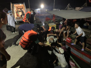 Tàu cá bị xà lan đâm chìm trong đêm, 1 thuyền viên bị thương nặng