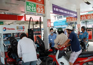 Xăng E5: Hồi hộp chờ 'thượng đế'