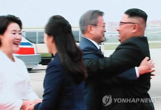 Ông Kim Jong-un ra tận sân bay đón tiếp ông Moon Jae-in