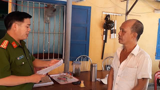 Đổ xăng không trả tiền, còn đòi cướp, doạ đốt cây xăng