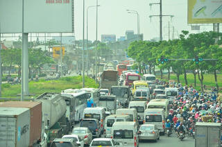 Dòng người ùn ùn đi tảo mộ, về quê nghỉ Tết, cửa ngõ Sài Gòn kẹt cứng