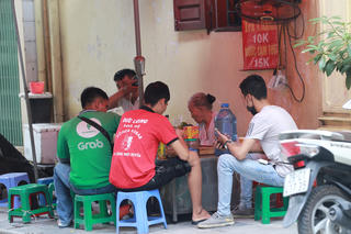Hà Nội: Trà đá vỉa hè vẫn vô tư bày bán dù có lệnh cấm 
