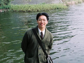 Chàng trai trẻ lưu giữ nghề đóng sách thủ công truyền thống