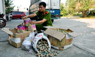 Bắt đối tượng vận chuyển hơn 2 tạ pháo lậu