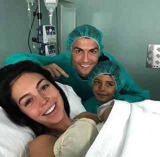 Ronaldo hạnh phúc bên bạn gái 'mẹ tròn con vuông'