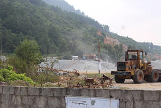 Hai mỏ đá 'hành' dân