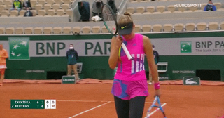 Tay vợt Ukraine khóc ngon lành vì lý do hy hữu