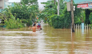 Quảng Nam: Nước sông Vu Gia dâng cao, người dân tất bật chạy lũ