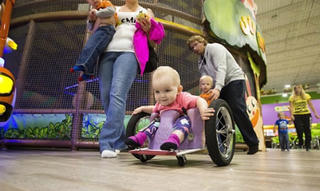 Bố tự chế xe lăn cho con gái một tuổi bị liệt