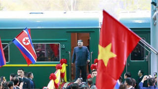 Ông Kim Jong-un họp chiến lược ngay khi đến Hà Nội