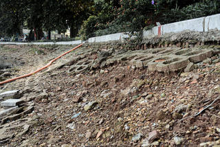 Bờ kè hồ Trúc Bạch sạt lún, đứt gãy: Cảnh tượng nhếch nhác giữa lòng Thủ đô