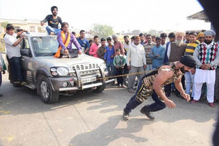 'Siêu nhân' kéo xe tải, nâng người bằng răng