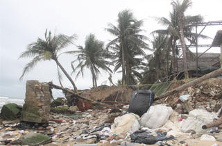 Bờ biển Cửa Đại bị sạt lở nghiêm trọng