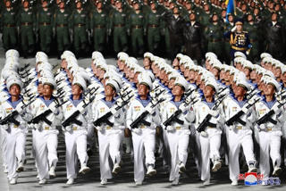 'Biển người' tham gia lễ duyệt binh hoành tráng của Triều Tiên