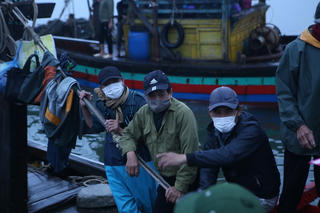 Giá nhiên liệu tăng, ngư dân chưa muốn ra khơi