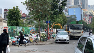 Tiếp tục xảy ra ùn ứ rác thải tại quận Nam Từ Liêm gây bức xúc cho người dân