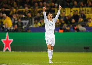 Ronaldo giúp Real vùi dập Dortmund trong ngày cán mốc lịch sử