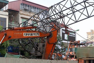 Cần cẩu bất ngờ gãy, 2 công nhân thương vong