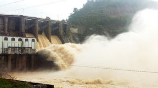 Đóng 1 cửa xả đáy hồ Thủy điện Hòa Bình