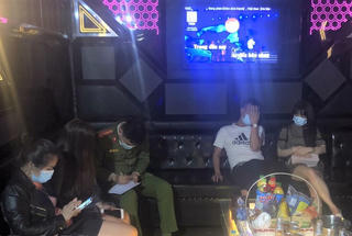 Cho khách cùng ‘tay vịn’ vào hát trong đợt dịch, chủ quán karaoke bị phạt 25 triệu đồng