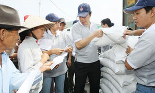 Hơn 75.000 người được nhận gạo cứu đói