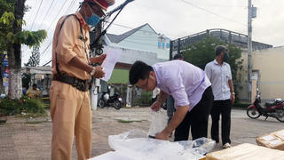 Ngăn chặn tôm tạp chất tuồn ra thị trường