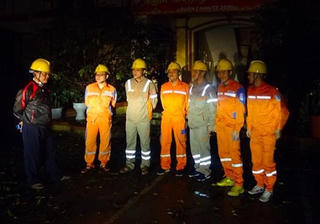 Công nhân điện lực khắc phục cấp điện trở lại sau mưa đá tại Yên Bái