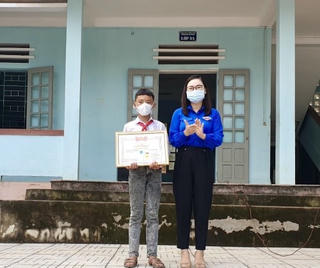 Trao huy hiệu 'Tuổi trẻ dũng cảm' cho nam sinh lớp 7 nhảy xuống sông cứu em nhỏ