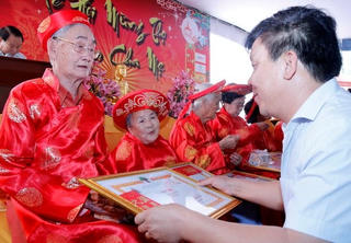 Ấm áp lễ mừng thọ đầu tiên cho kiều bào cao tuổi tại Lào