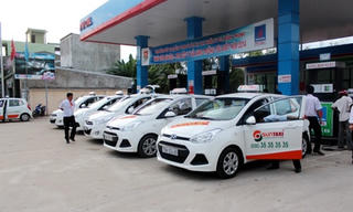 Kon Tum:  Hàng chục lái xe Taxi Sun lãn công