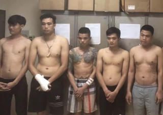 Hỗn chiến vì tranh giành địa bàn... dán quảng cáo