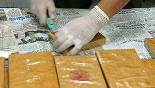 Bắt nữ quái vận chuyển thuê 12 bánh heroin