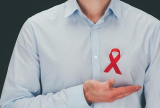 Bị sa thải vì có HIV, người đàn ông thắng kiện hơn 200 triệu đồng
