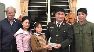 Nữ sinh lớp 8 giao nộp công an 23 triệu đồng nhặt được