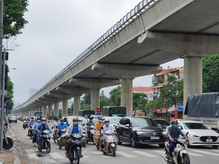 Đường phố Hà Nội đông vui sau khi chính quyền nới quy định về đi lại