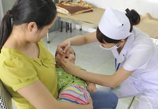 200.000 trẻ được uống vaccine bại liệt miễn phí