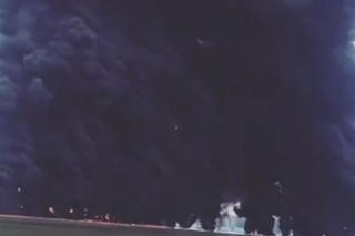 Đám cháy bất thường cực lớn giữa biển Indonesia