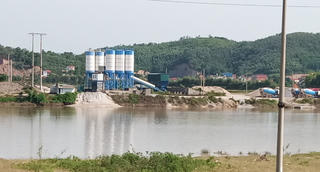 Trạm trộn bê tông hoạt động không phép ở Bắc Giang: Chính quyền bất lực hay dung túng? 