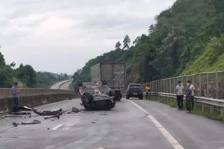 [VIDEO] Vượt ẩu, xe ô tô bay lộn vòng trên đường cao tốc