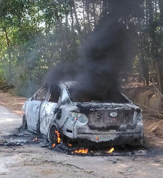 Ô tô 4 chỗ bất ngờ bốc cháy giữa đường